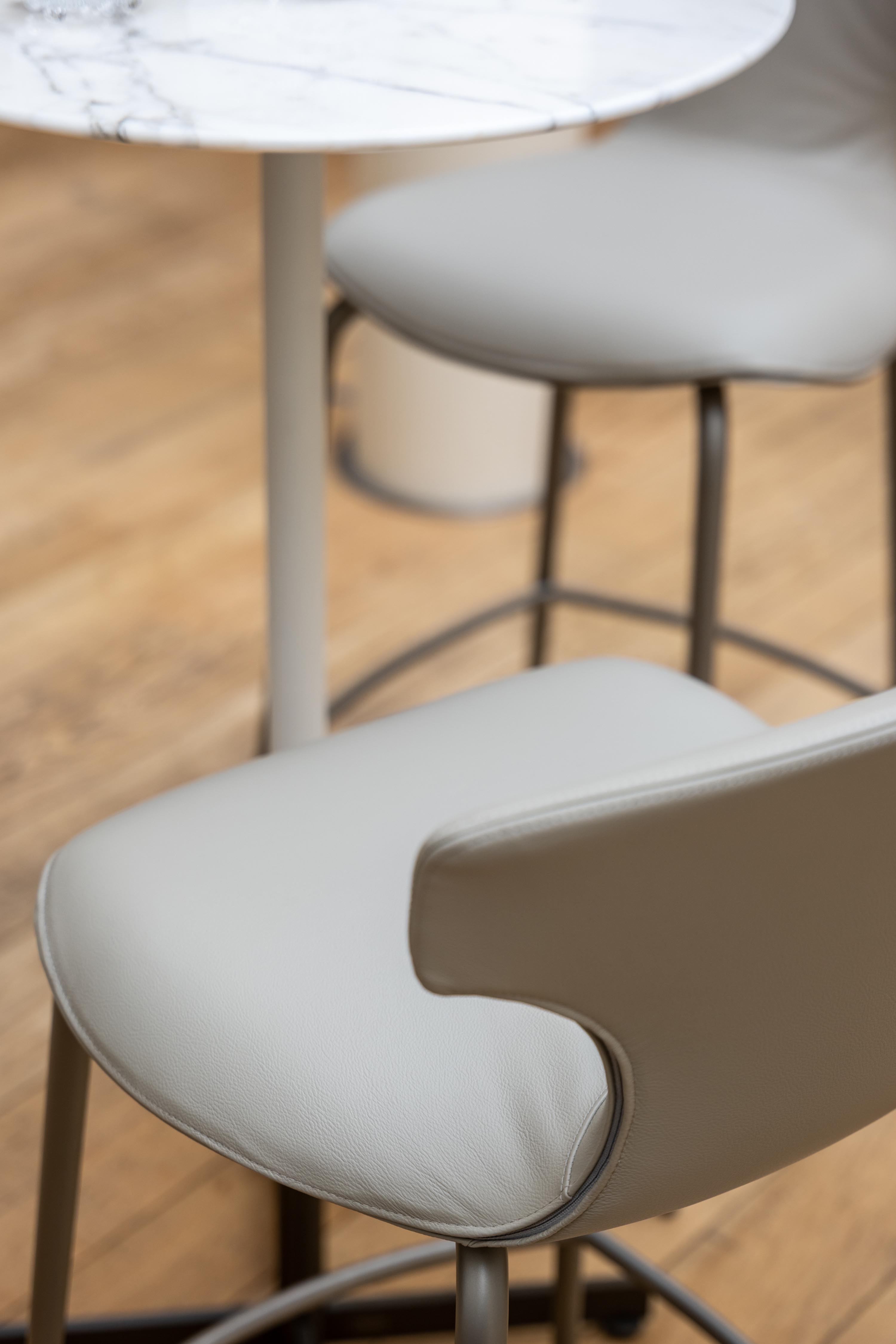 Montera Mas | Stool with metal base