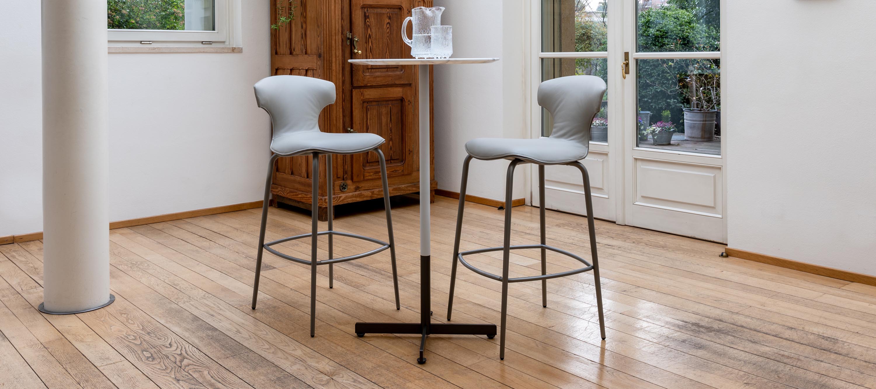 Montera Mas | Stool with metal base